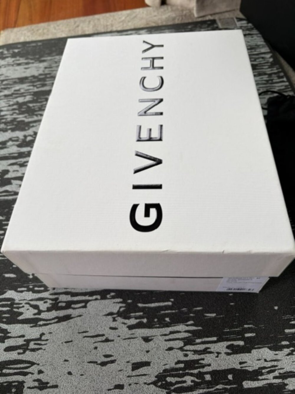 Givenchy - Picture 3 of 6